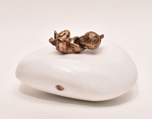 Tölgyesi-Poós Anna - Háton fekvő baba (7 x 12 x 8 cm) bronz