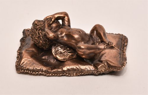 Tölgyesi-Poós Anna - Párnás Puttó (4 x 8 x 5 cm) bronz